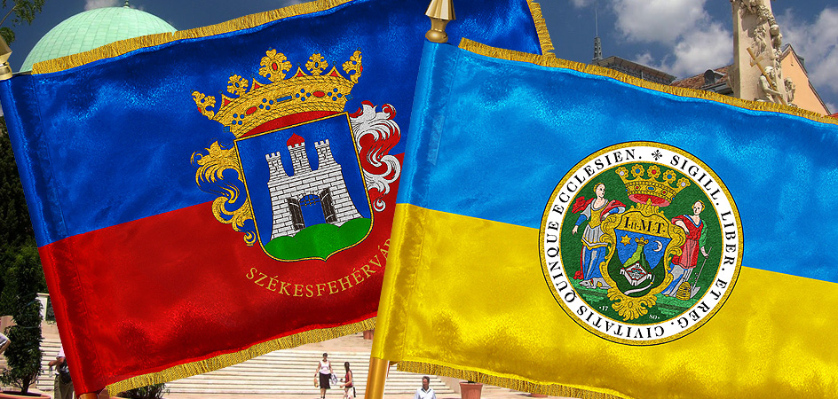 Hímzett település címeres zászlók